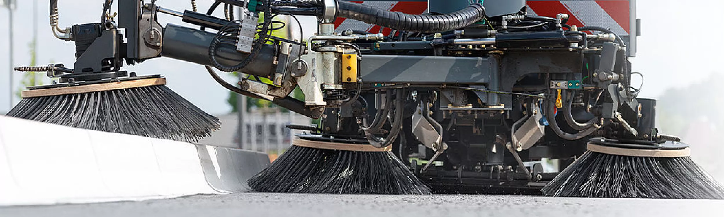 Nettoyage de voirie : les clés pour choisir une balayeuse performante et polyvalente
