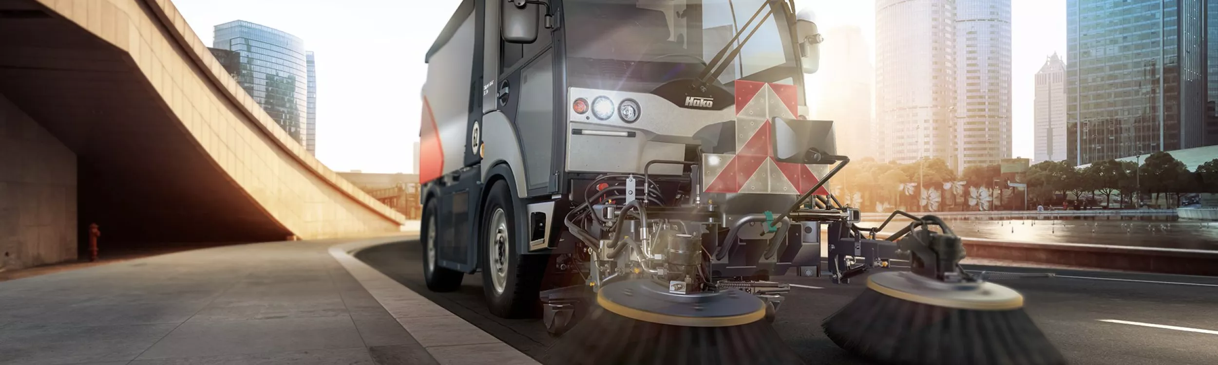 Comment bien choisir votre balayeuse de voirie autoportée ? - Hako France