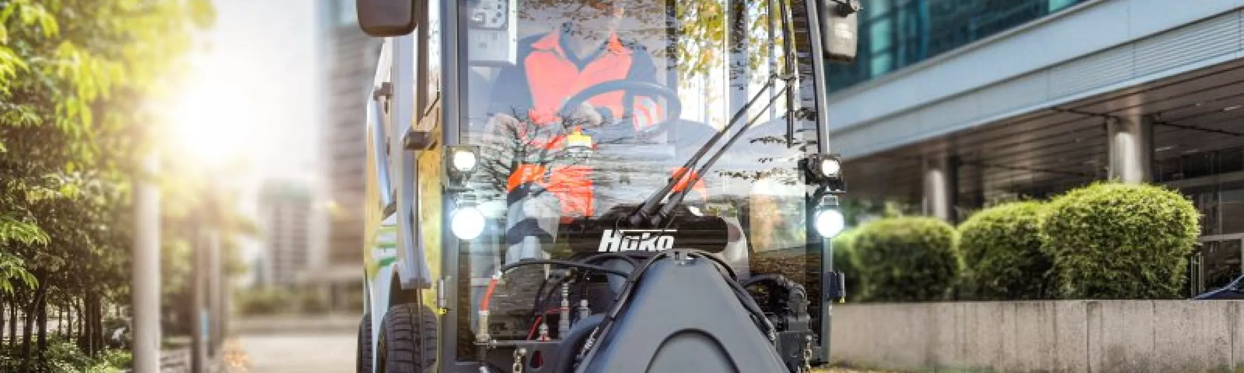 Balayeuse de voirie électrique Hako, l'efficacité pour vos extérieurs - Hako France