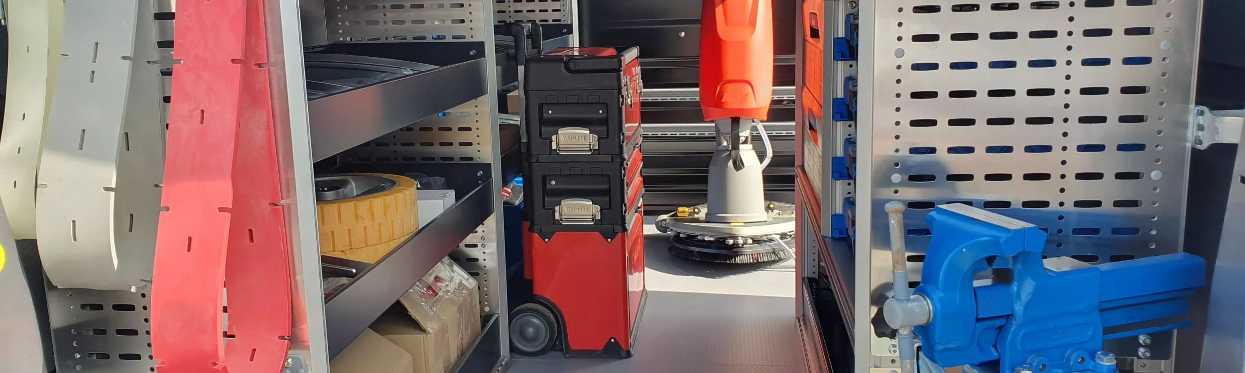 Quelle est l’importance du service client et après-vente lors de l’acquisition ou de la vente d’une machine de propreté ou d’espaces verts ? 