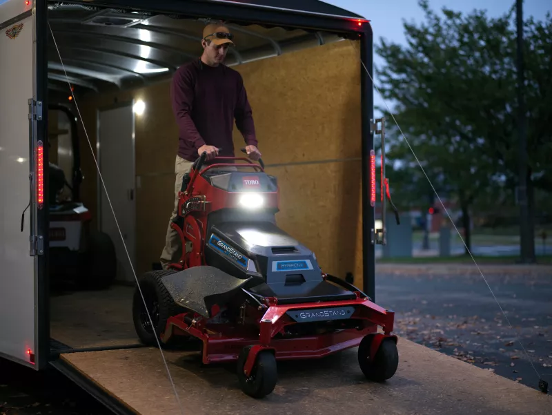 Les avantages d'une tondeuse à conducteur debout électrique