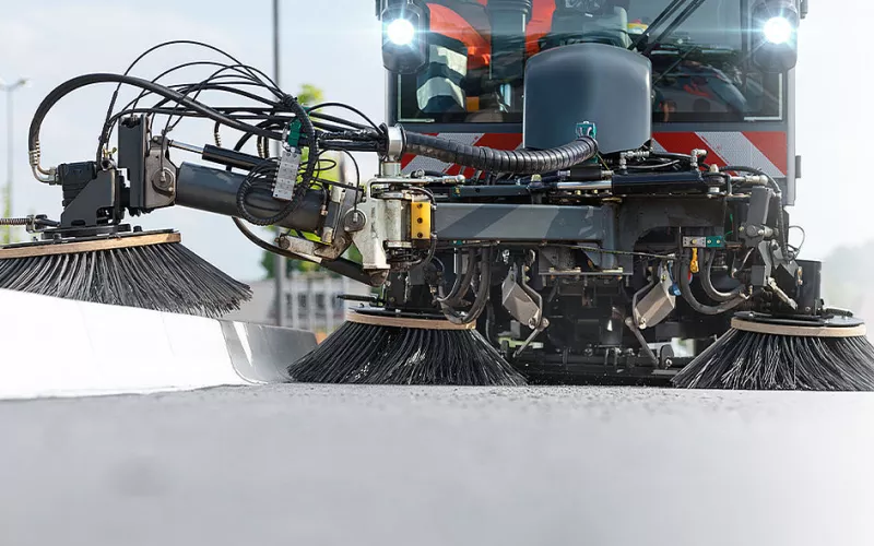 Nettoyage de voirie : les clés pour choisir une balayeuse performante et polyvalente