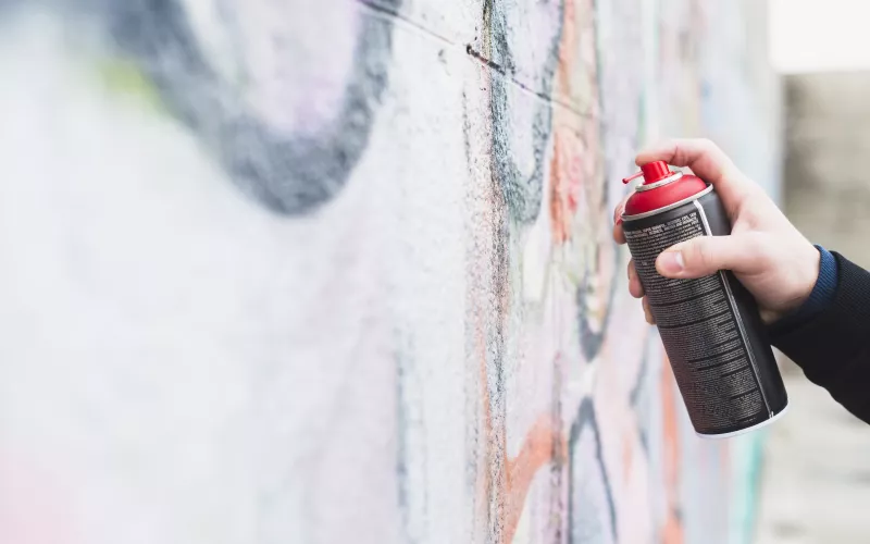 Comment lutter efficacement contre les graffitis ? La solution Hako France avec les nettoyeurs haute pression Oertzen